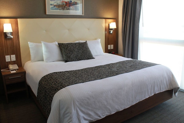 Quarto standard, 1 cama King | Edredons de pluma, frigobar, cofres nos quartos, escrivaninha