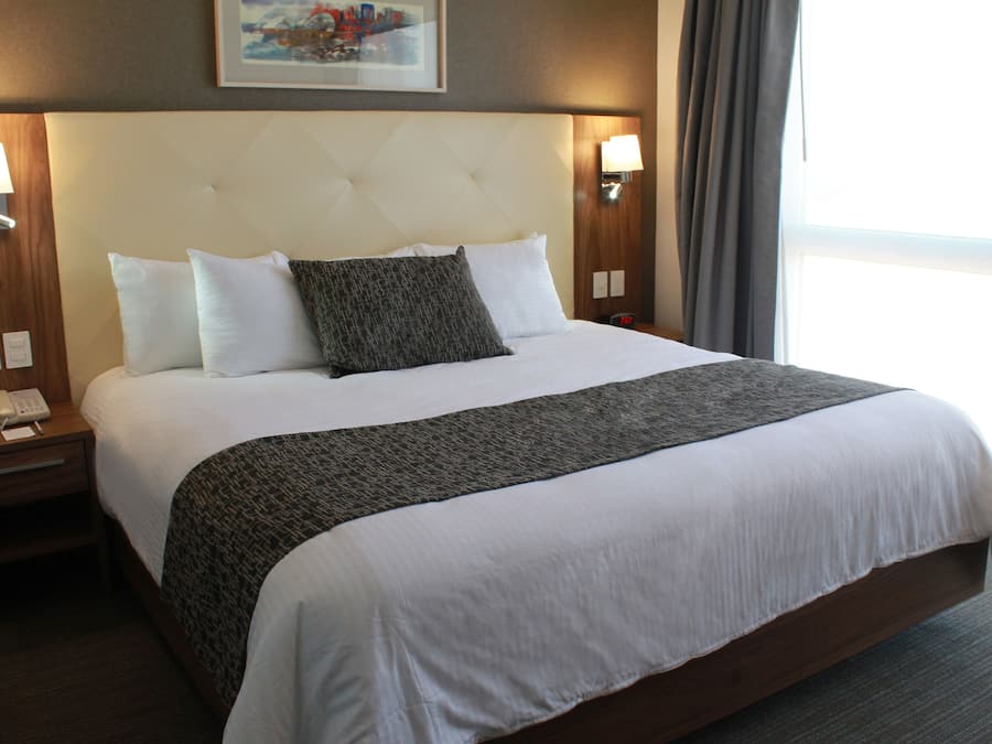 Standardzimmer, 1 King-Bett | Daunenbettdecken, Minibar, Zimmersafe, Schreibtisch