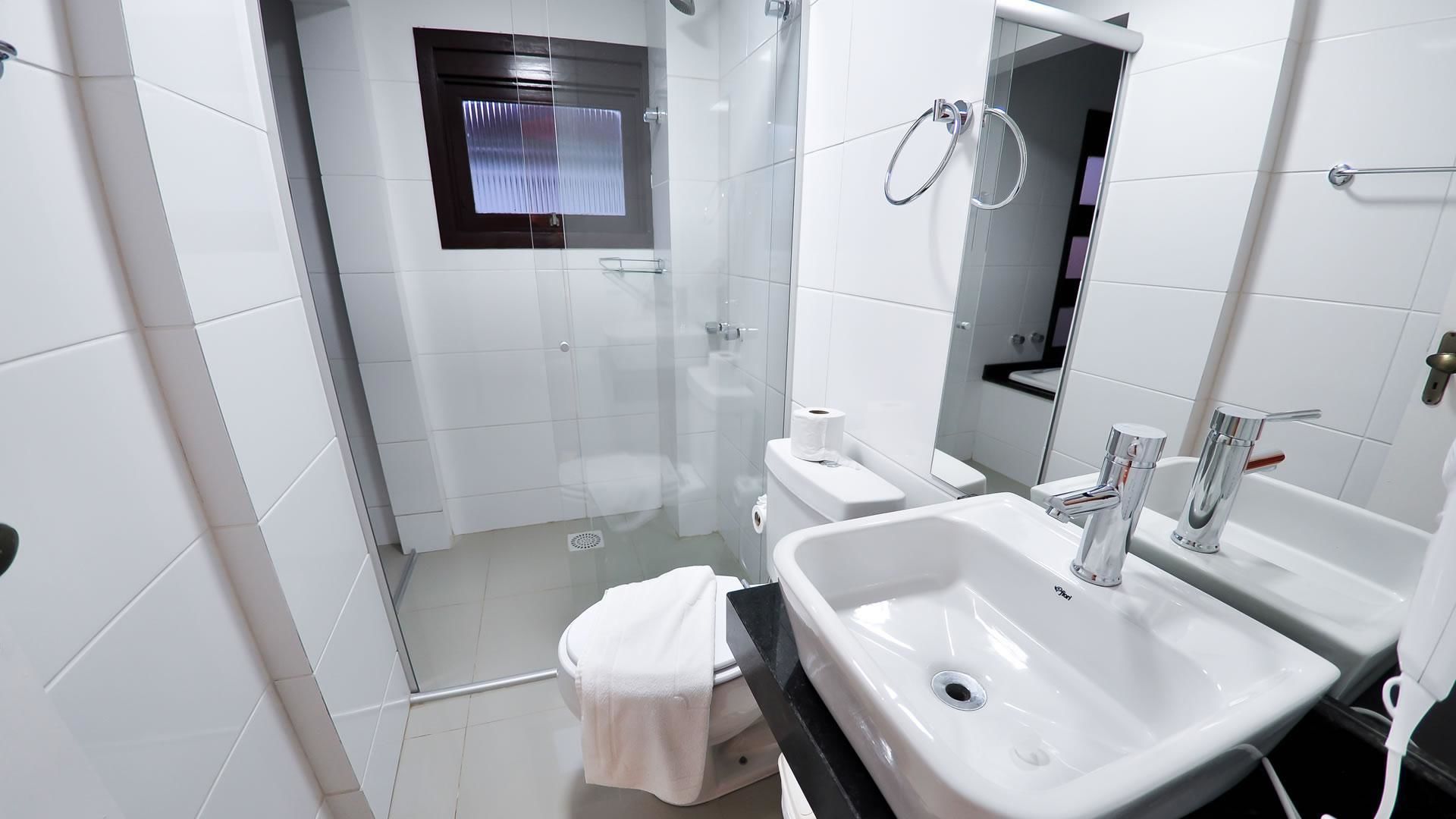 Quarto duplo standard | Banheiro | Chuveiro, secador de cabelo, bidê, toalhas de banho