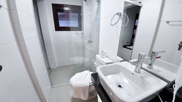 Quarto duplo standard | Banheiro | Chuveiro, secador de cabelo, bidê, toalhas de banho