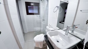 Standard Twin Room | Bathroom | Shower, hair dryer, bidet, towels