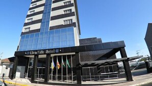 Un edificio de hotel moderno con fachada de vidrio y entrada negra.