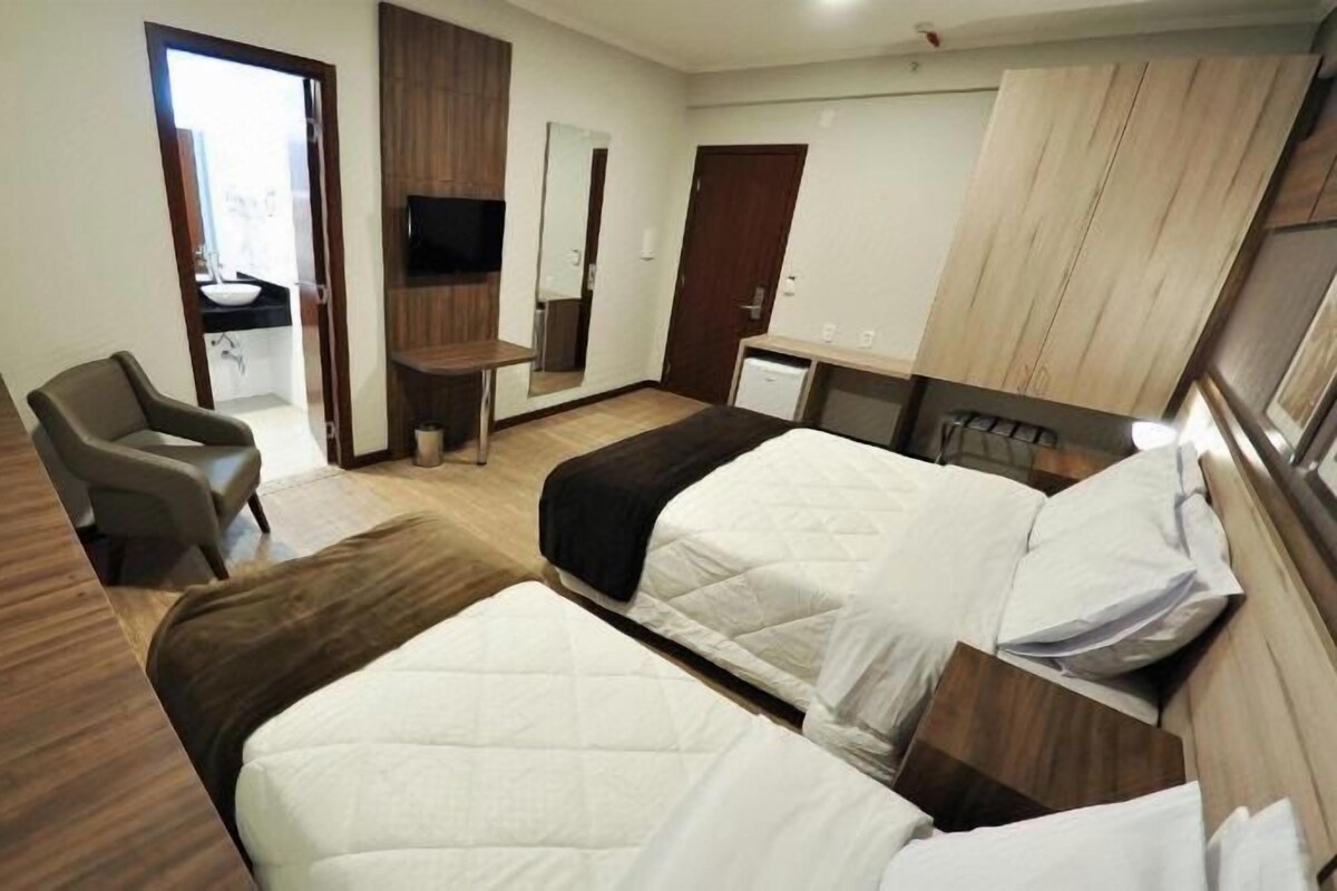 Minibar, coffres-forts dans les chambres, bureau