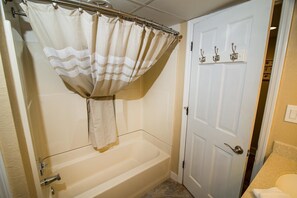 Condo de lujo, 1 habitación, frente al océano (2 Queen Beds) | Regadera en el baño