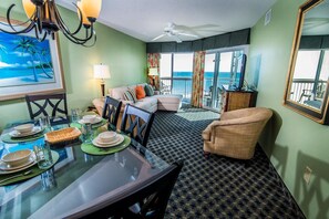 奢华公寓式客房, 3 间卧室, 临海 | 起居区 | DVD 播放器