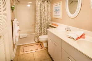 Luksushuvila, 4 makuuhuonetta, osittainen järvinäköala | Kylpyhuone | Suihkun ja ammeen yhdistelmä, pyyhkeet