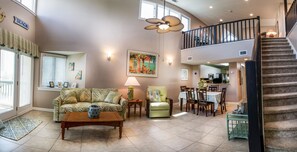 Luksushuvila, 4 makuuhuonetta, osittainen järvinäköala | Oleskelualue | DVD-soitin