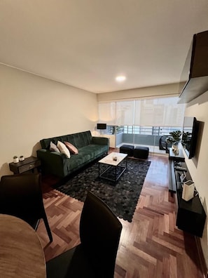 Appartement Affaires, 4 chambres | Coin séjour | Télévision LED de 32 pouces avec chaßnes par cùble, télévision