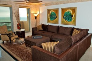 Luxury Condo, 3 Bedrooms, Oceanfront | Living area