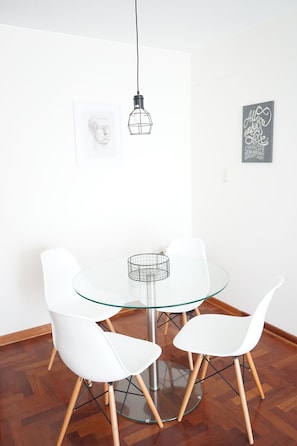 Appartement Affaires, 4 chambres | 3 chambres, système d’insonorisation, accès au Wi-Fi (inclus)