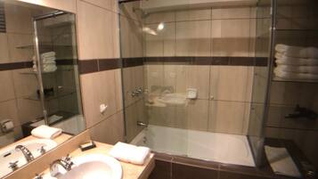 Business Apartment, 4 Bedrooms | Deep-soaking bathtub