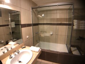 Business Apartment, 4 Bedrooms | Deep-soaking bathtub - MLA apartments - Kennedy (Lima)