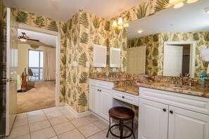 Luxury Condo, 3 Bedrooms, Oceanfront | Bathroom