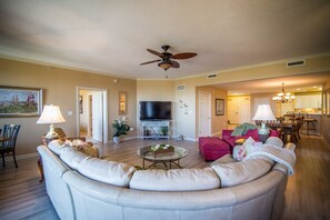 Condo de lujo, 4 habitaciones, frente al océano | Área de sala de estar | Reproductor de DVD