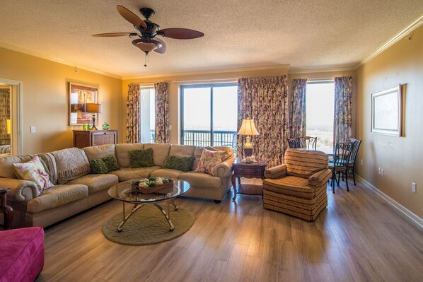 Condo de lujo, 4 habitaciones, frente al océano | Área de sala de estar | Reproductor de DVD