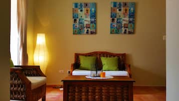 Lägenhet - 2 sovrum | Vardagsrum | 45-tums platt-tv med kabelkanaler och tv