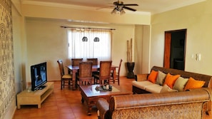 Departamento, 3 habitaciones | Sala de estar | Televisión de pantalla plana de 45 pulgadas con canales por cable