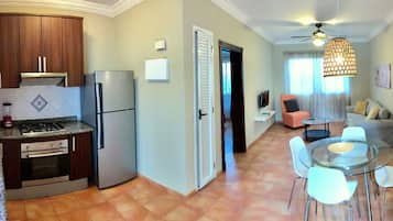 Apartment, 1 Bedroom | Private kitchen | Full-size fridge, microwave, oven, stovetop