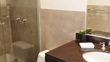Appartement Confort, 3 chambres | Salle de bain | Douche, articles de toilette gratuits, serviettes fournies, shampoing