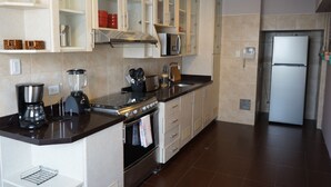 Una cocina moderna con estufa, horno y electrodomésticos integrados.