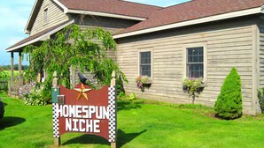 A house with a sign reading "HOMESPUN NICHES." - Heritage Inn (Richfield Springs)
