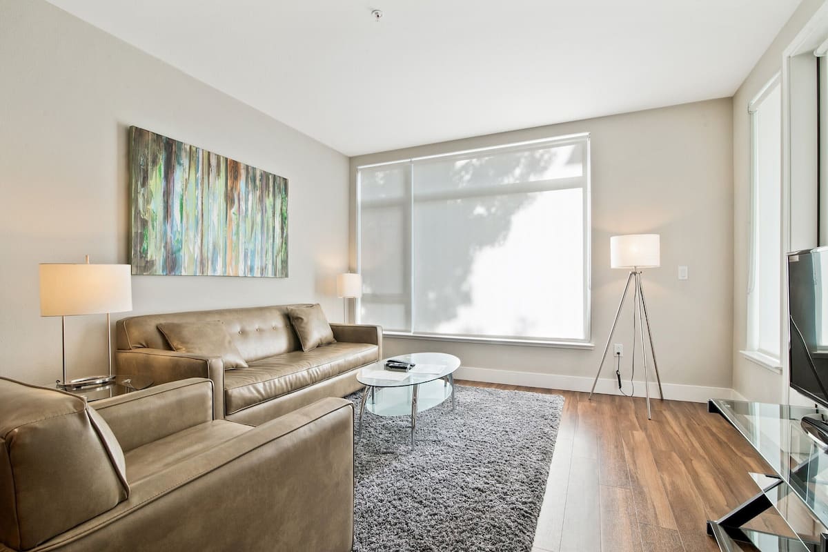 Luxury Apartment, 2 Bedrooms | Living room | 42-inch flat-screen TV with cable channels, TV