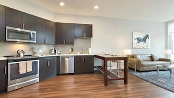 Deluxe Apartment, 1 Bedroom | Private kitchen | Full-size fridge, microwave, oven, stovetop