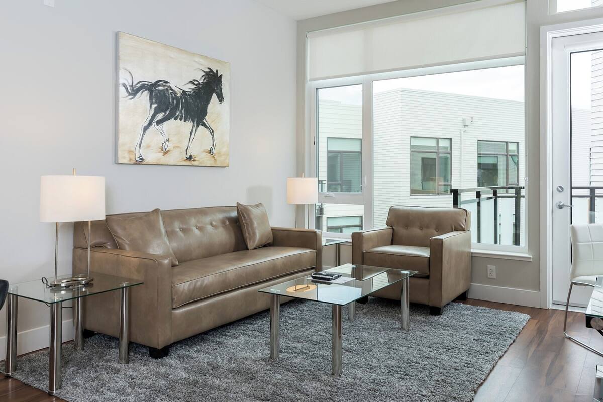 Leilighet – deluxe, 1 soverom, balkong | Oppholdsområde | En 42-tommers Flatskjerm-TV med kabel-kanaler samt TV