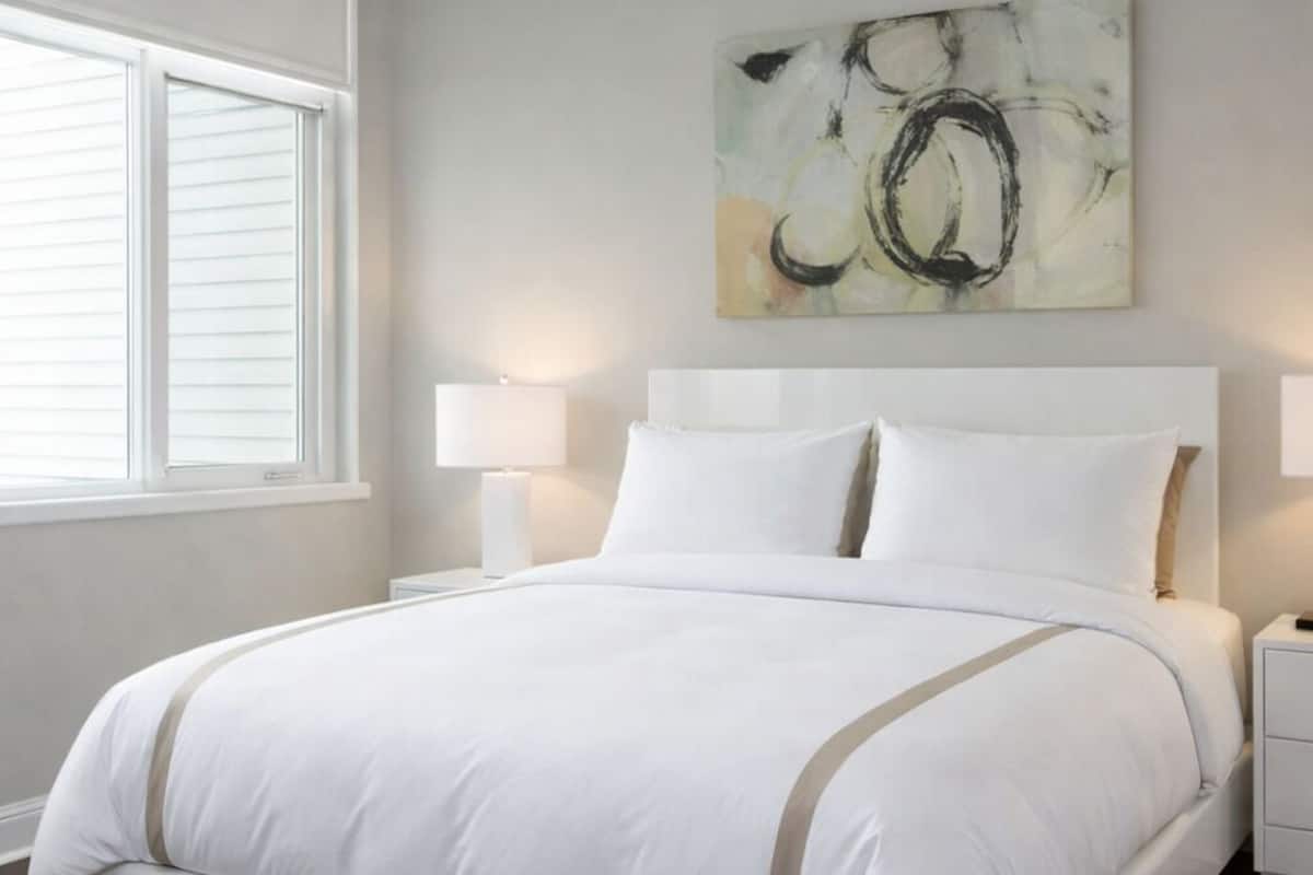 Deluxe Apartment, 1 Bedroom | 1 bilik tidur, peralatan tempat tidur premium, meja