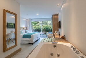 Garden Deluxe | Premium bedding, minibar, in-room safe, desk