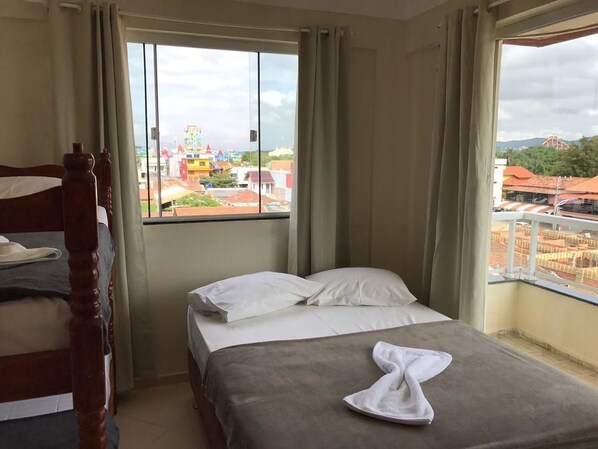 Quarto família | 2 quartos, escrivaninha, cortinas blackout