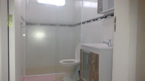 Dusche, kostenlose Toilettenartikel, Haartrockner, Handtücher
