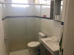 Camera familiare | Bagno | Doccia, set di cortesia gratuito, asciugacapelli, asciugamani