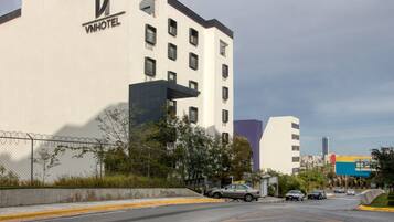 Vista frontal de la propiedad