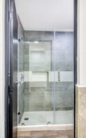 小型套房 | 浴室 | 吹风机、毛巾、肥皂、洗发水