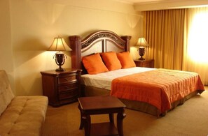 Sängtillbehör av högsta kvalitet och värdeförvaringsskåp på rummet