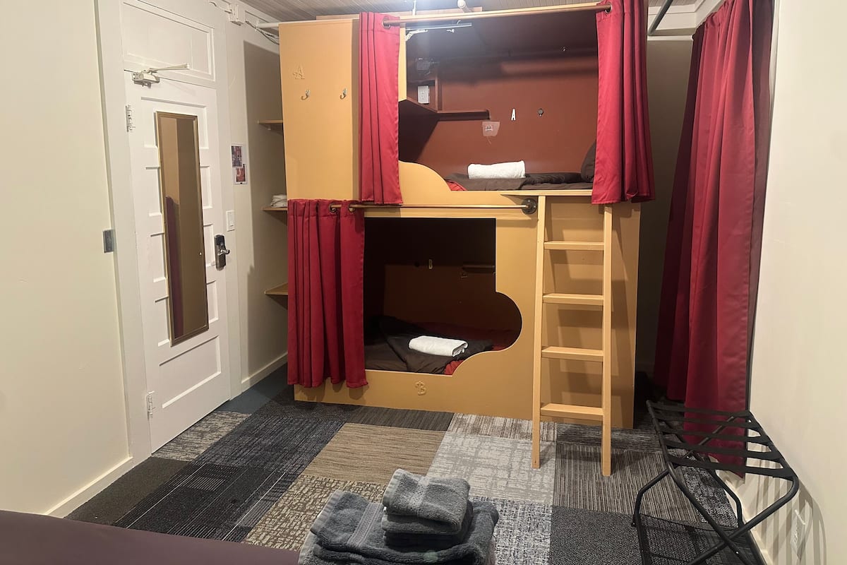 Habitación cuádruple familiar, baño compartido | Ropa de cama de alta calidad, cortinas blackout y wifi gratis