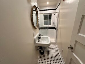Een douche, gratis toiletartikelen, handdoeken