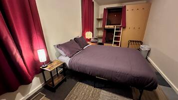 Family Room, Shared Bathroom | Peralatan tempat tidur premium, langsir/tirai gelap terus