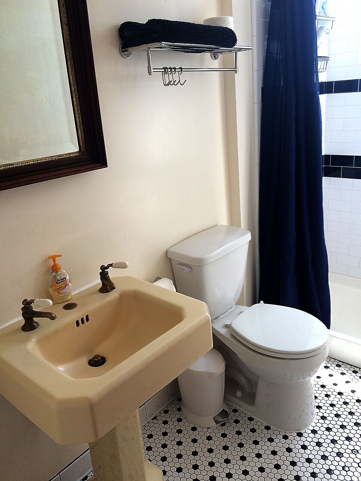 Ein Badezimmer mit Waschbecken, Toilette und Handtuchhalter.