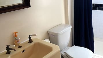 Ein Badezimmer mit Waschbecken, Toilette und Handtuchhalter.