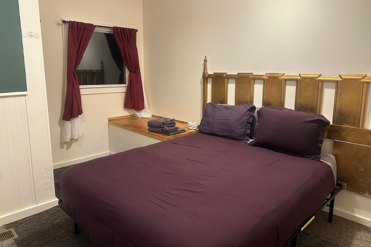 Habitación doble, baño compartido | Ropa de cama de alta calidad, cortinas blackout y wifi gratis