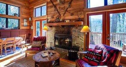 44mbr - Hot Tub- Pets Ok - Wifi - Bbq - Sleeps 8 2 Bedroom Home by RedAwning