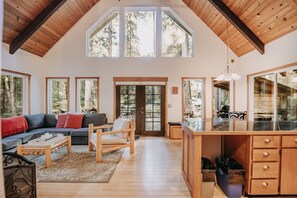 House, 2 Bedrooms | Living area | DVD player - 99mbr - Hot Tub - Wifi - Pets Ok - Bbq - Sleeps 6 2 Bedroom Home by RedAwning (Deming)