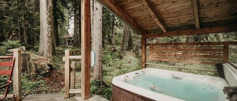 House, 2 Bedrooms | Outdoor spa tub