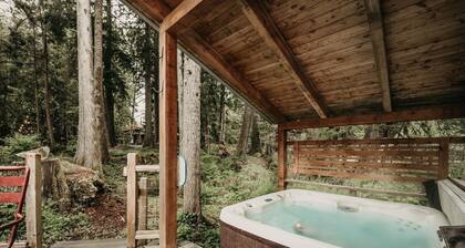 99mbr - Hot Tub - Wifi - Pets Ok - Bbq - Sleeps 6 2 Bedroom Home by RedAwning