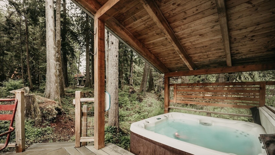 99mbr - Hot Tub - Wifi - Pets Ok - Bbq - Sleeps 6 2 Bedroom Home by RedAwning