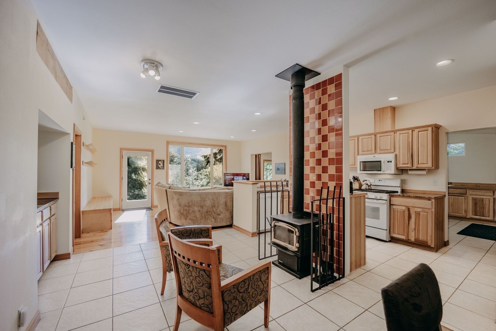 Cabin, 3 Bedrooms | Private kitchen | Fridge, microwave, oven, coffee/tea maker