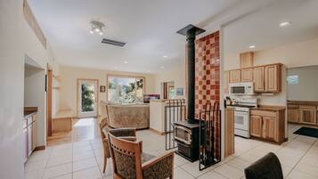 Cabin, 3 Bedrooms | Private kitchen | Fridge, microwave, oven, coffee/tea maker