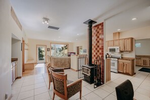 Cabaña, 3 habitaciones | Cocina privada | Refrigerador, microondas, horno y cafetera y tetera 